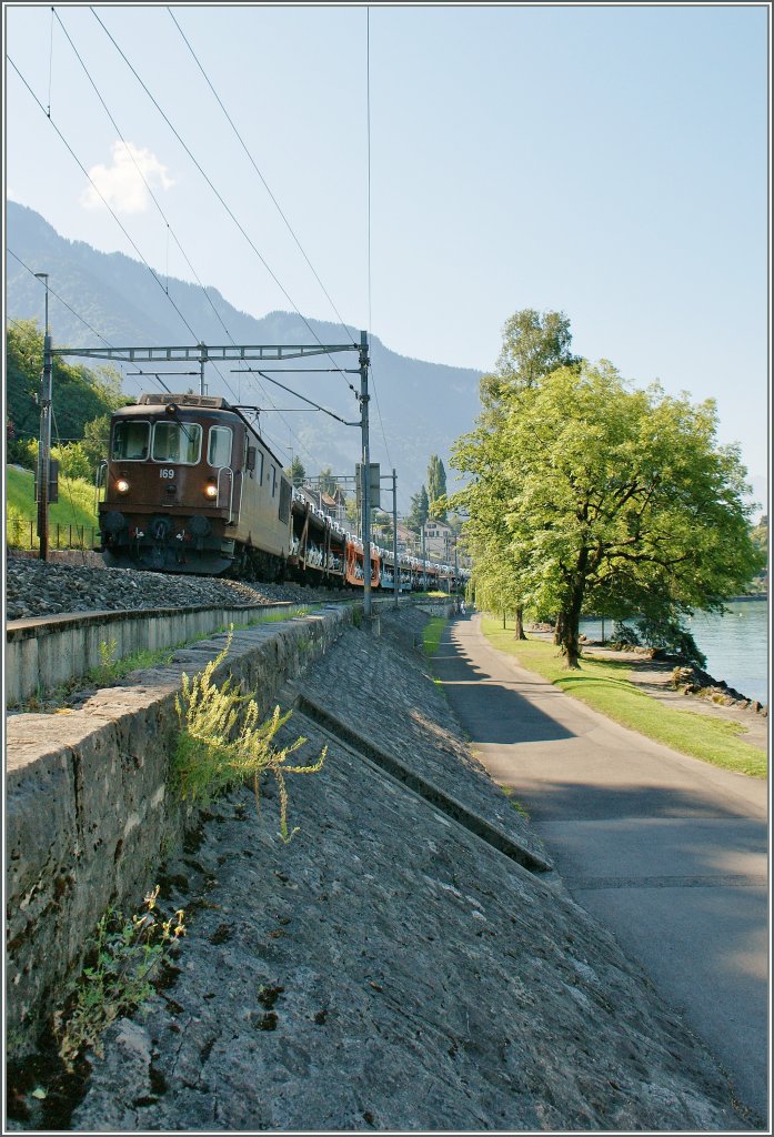 BLS Re 4/4 mit einem Autozug kurz nach Villenneuve. 
5. Juli 2011