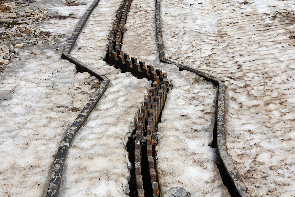 Bse berraschung mit einem zerstrten Gleisstck. Was doch Schneemassen alles verursachen knnen! 24. Mai 2012