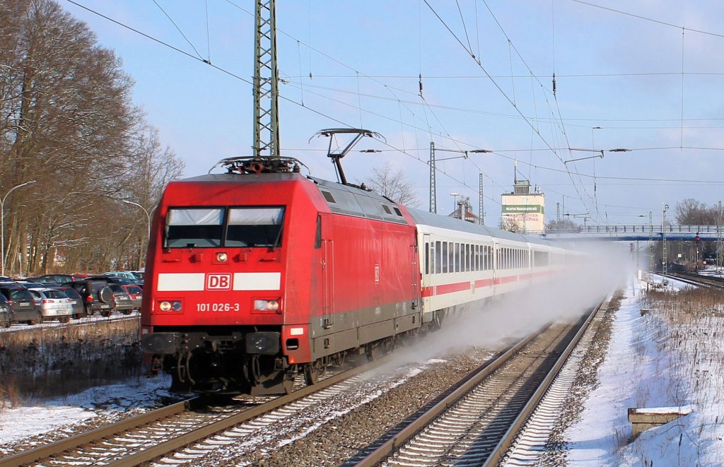 BR 101 026-3 mit ihren IC rauscht durch den Bf Tostedt in Richtung Bremen. Tostedt, den 03.02.2012