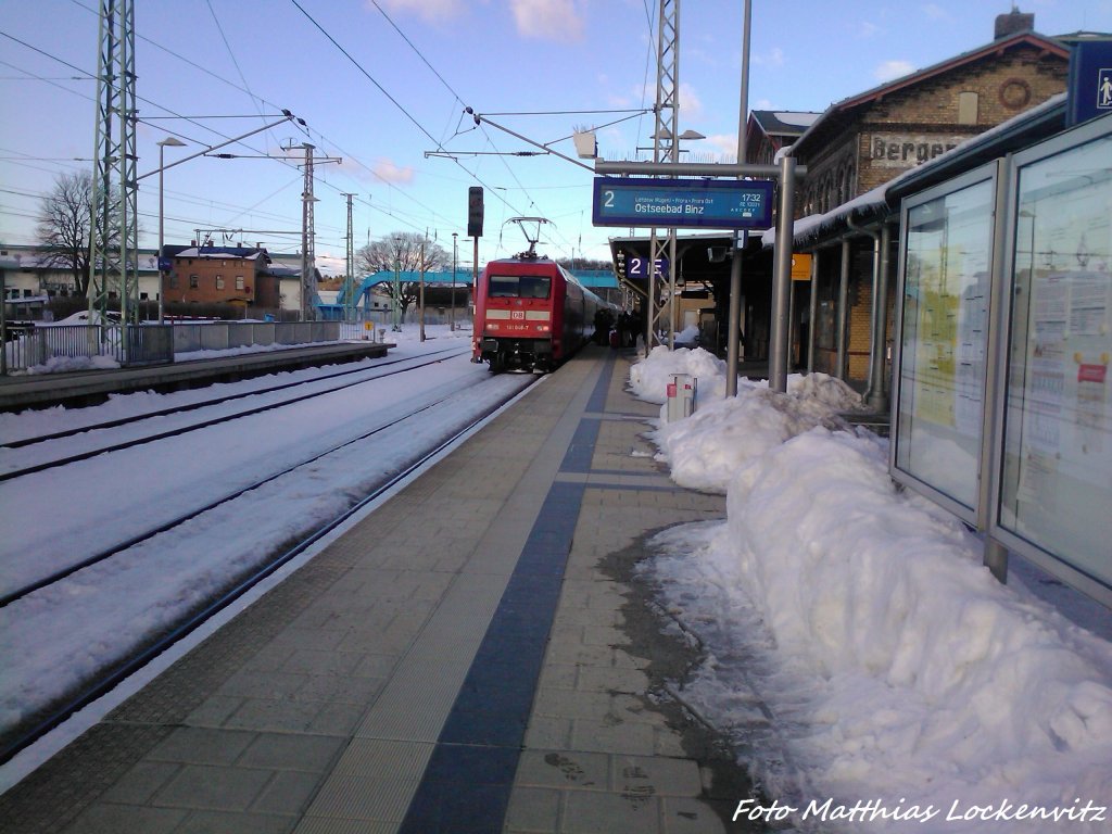 BR 101 mit InterCity mit Ziel Ostseebad Binz beim Verlassn des Bahnhofs Bergen auf Rgen am 26.3.13