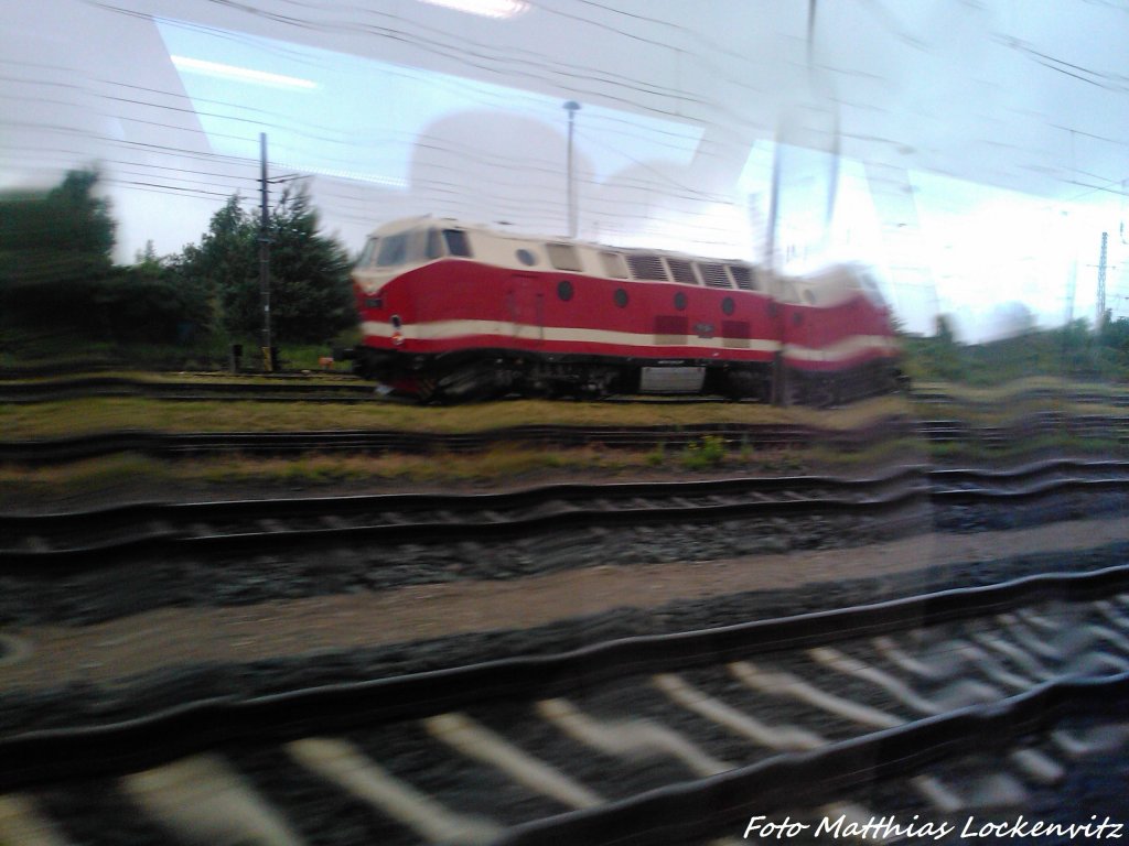 BR 119 /DB BR 229) bei einen nicht so Schnen fototag ausm Zug bei Starkregen mit 50km/&h ausfahrtsgeschwindigtkeit gemacht in Bergen auf Rgen am 29.6.13 / Tja ein U-Boot halt