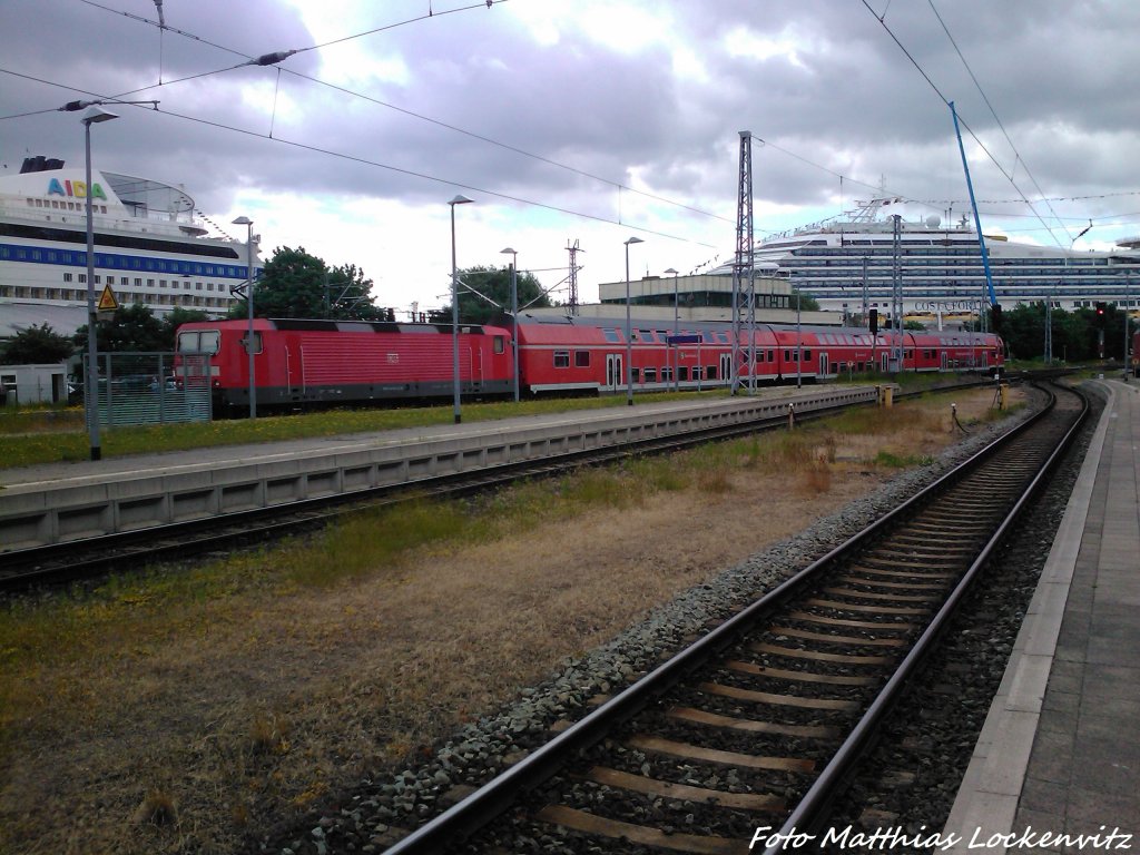 BR 143 als S1 mit Ziel Rostock Hbf bei der Ausfahrt aus Warnemnde am 22.6.13