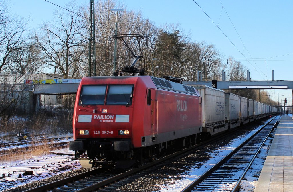 BR 145 062-6 mit einen KLV zug fährt in Richtung Hamburg. Tostedt den 01.02.2012