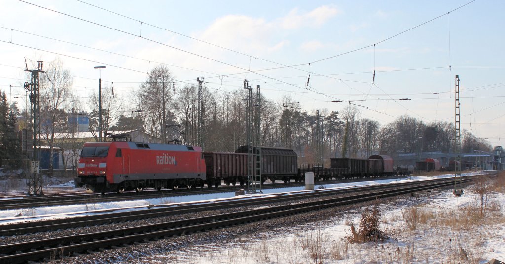 BR 152 075-8 mit einern gemischten Güterzug auf den Weg nach Rbf Maschen / Hamburg.
Tostedt den 03.02.2012