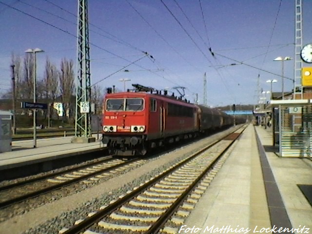 BR 155 mit einem Gterzug bei der Durchfahrt in Bergen auf Rgen am 25.4.13