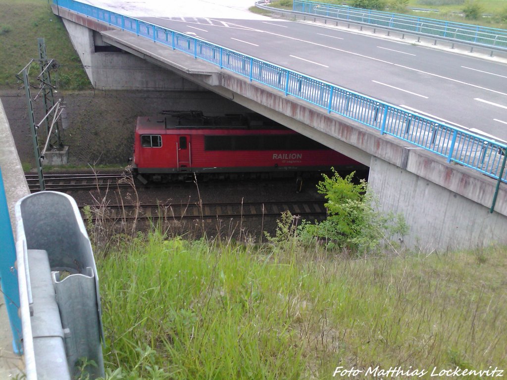 BR 155 unterwegs zu seinem Gterzug in Mukran Fhrhafen am 20.5.13