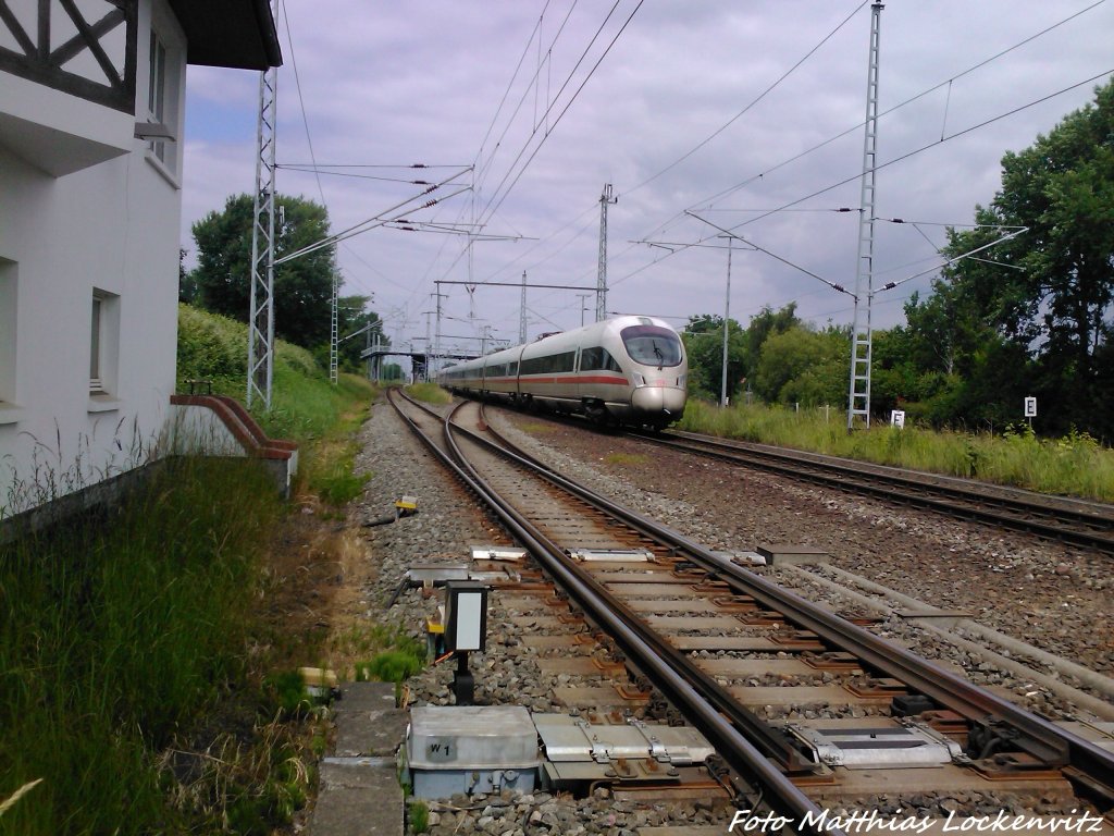 BR 411 mit dem Namen  Freie- & Hansestadt Hamburg  unterwegs nach Warnemnde bei der Durchfahrt am S-Bahn Hp Rostock-Bramow am 22.6.13