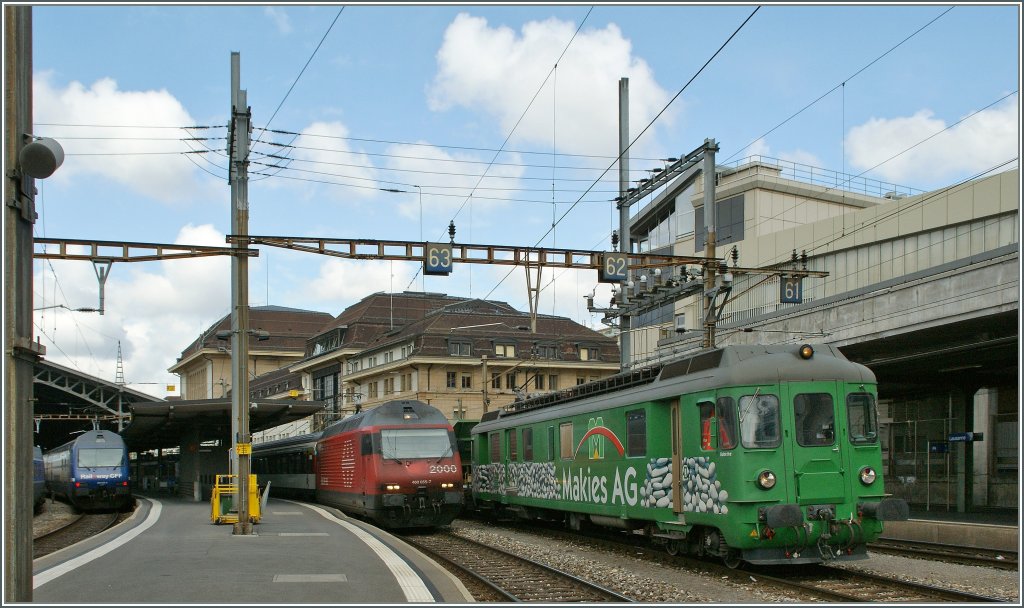 Bunte Bahn am kleinen See: SBB Re 460 005-2 mit IC nach Genve Aroport, SBB Re 460 062-3 mit IR nach Brig und Makies AG BDe 576 049-1 mit einem Gterzug. 
Lausanne, den 13. April 2012