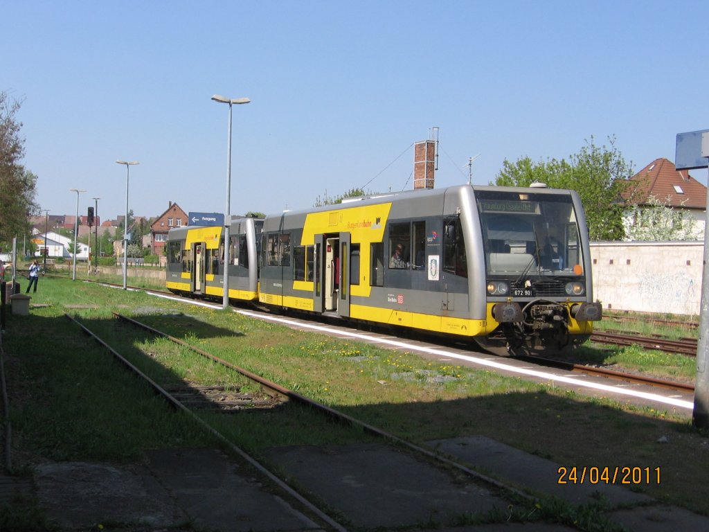 Burgenlandbahn 672 901  Thaldorfer Pfingstbursche  + 672 902  Rotk�ppchen  als RB 34875 nach Naumburg (S) Ost, im Bf Ro�leben. Diese von uns bestellte Sonderfahrt ab Ro�leben fand unter dem Motto  Fahrt in den Fr�hling  statt; 24.04.2011 (Foto: Hans Grau)