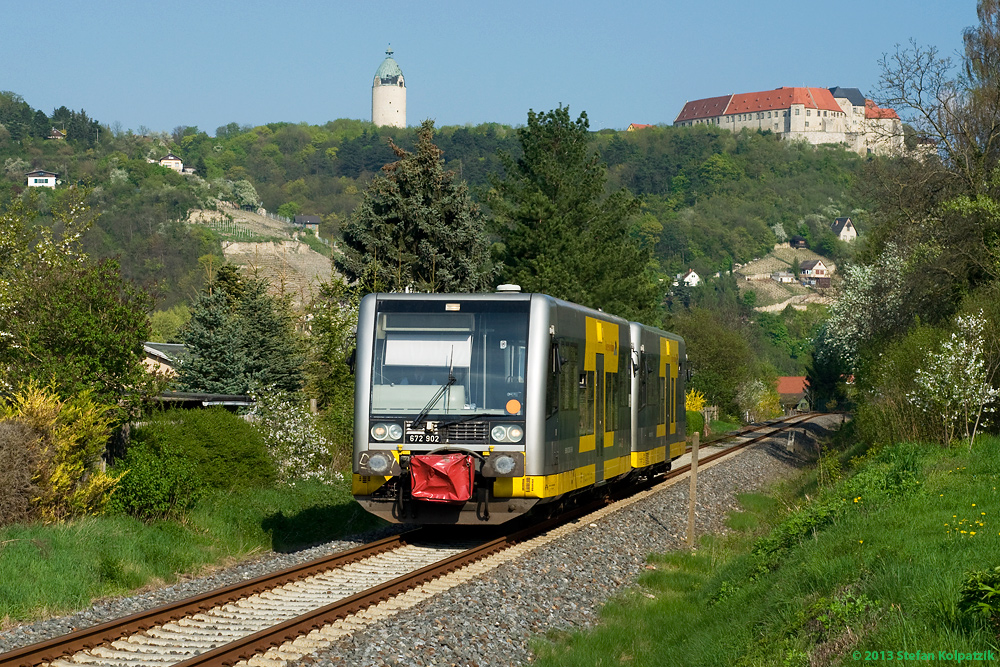 Burgenlandbahn  672 902 + 672 917 als RB 34884 von Naumburg Ost nach Wangen, am 05.05.2013 in Freyburg. (Foto: Stefan Kolpatzik)