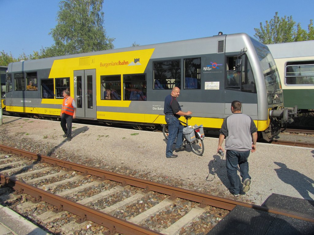 Burgenlandbahn 672 902 als RB 34879 von Wangen nach Naumburg Ost, w�hrend unserem 6. Dampflokfest in Karsdorf; 25.09.2011 (Foto: Dieter Thomas)