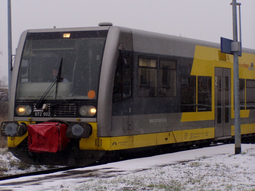 Burgenlandbahn 672 902 holt am 21.12.2012 als Sch�lerzug (verl�ngerte RB aus Naumburg Ost) in Ro�leben Sch�ler der Klosterschule ab. (Foto: Hannes Petereit)
