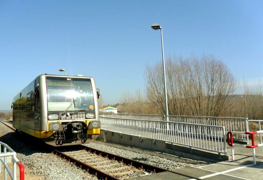 Burgenlandbahn 672 902  Rotk�ppchen Sekt  passiert als RB 34873 von Wangen nach Naumburg Ost ohne Halt den neuen Hp Ro�bach; 16.03.2012