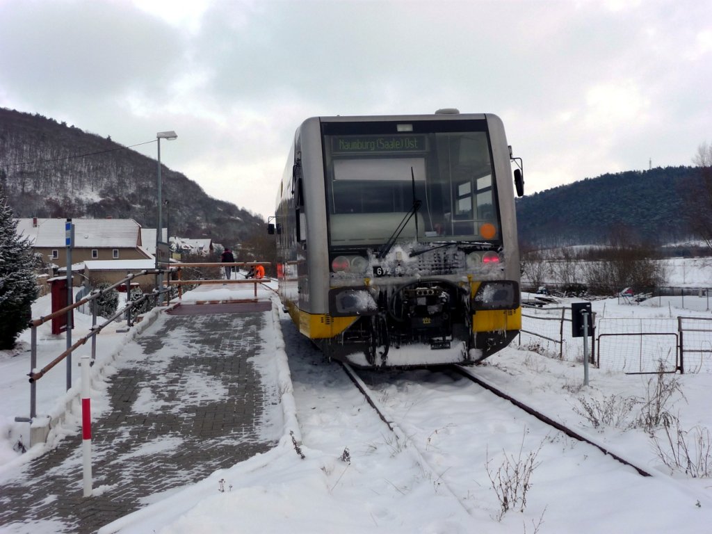 Burgenlandbahn 672 902 steht als RB 34881 nach Naumburg Ost am Hp Wangen (Arche Nebra); 14.12.2010 (Foto: Klaus Pollm�cher)