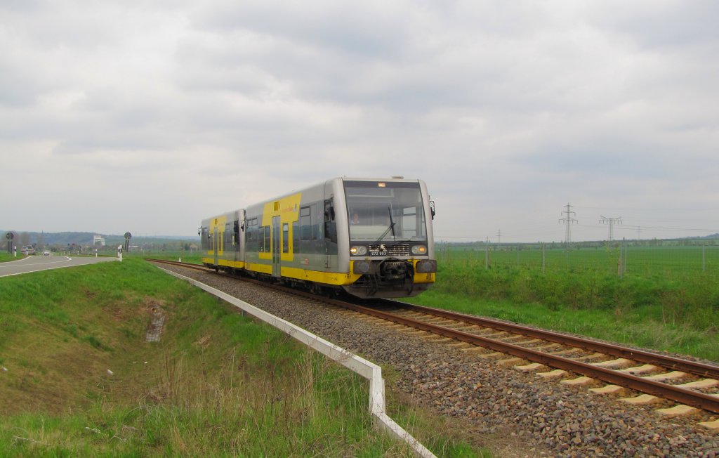 Burgenlandbahn 672 903 + 672 917 als RB 34877 von Wangen nach Naumburg Ost, am 01.05.2013 im Unstruttal zwischen Reinsdorf (b Nebra) und Karsdorf.