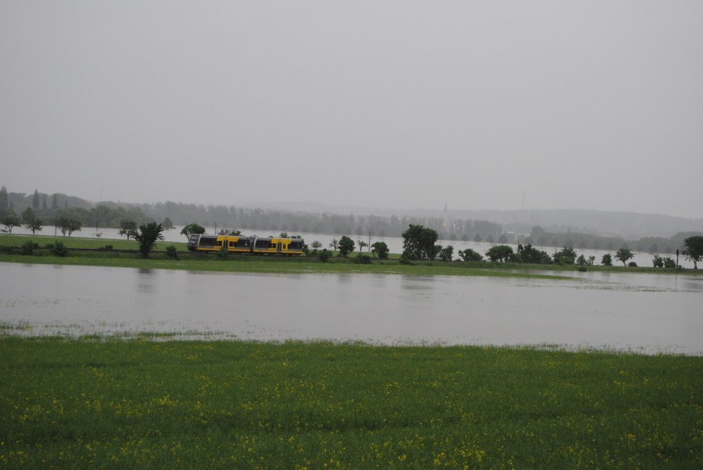Burgenlandbahn 672 903 + 672 902 am 02.06.2013 als RB 34881 von Wangen nach Naumburg Ost, mit dem Unstruthochwasser bei Kleinjena. (Foto: dampflok015)