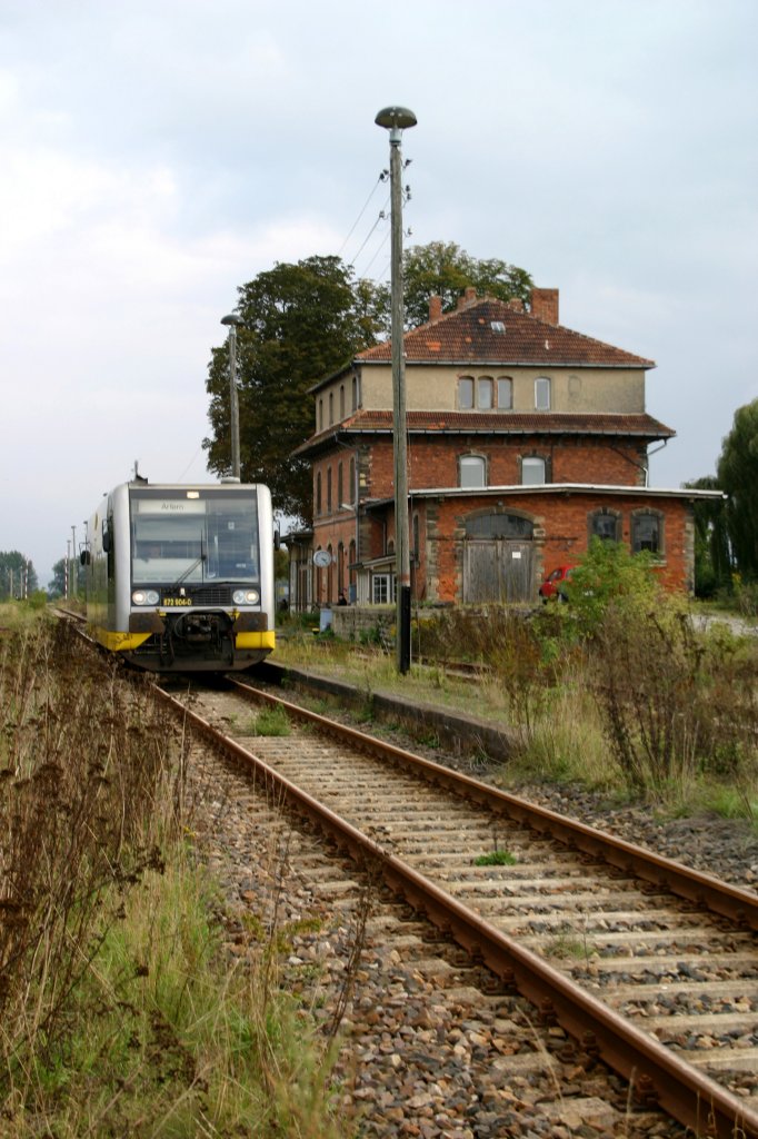 Burgenlandbahn 672 904-0 als RB nach Artern, im Bf Donndorf; 03.10.2005 (Foto: Martin Clausing)