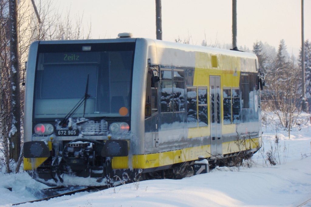 Burgenlandbahn 672 905 als RB 25881 von Nebra nach Zeitz, bei der Ausfahrt in Naumburg Ost; 03.12.2010 (Foto: G�nther G�bel)