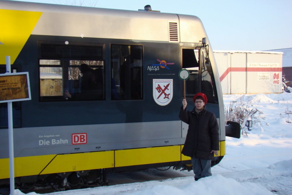 Burgenlandbahn 672 905 als RB 25881 von Nebra nach Zeitz, mit der Fahrdienstleiterin in Naumburg Ost; 03.12.2010 (Foto: G�nther G�bel)