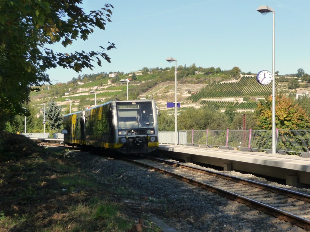 Burgenlandbahn 672 905 als RB 34871 von Wangen nach Naumburg Ost, am 30.09.2012 am Hp Freyburg. (Foto: Klaus Pollm�cher)