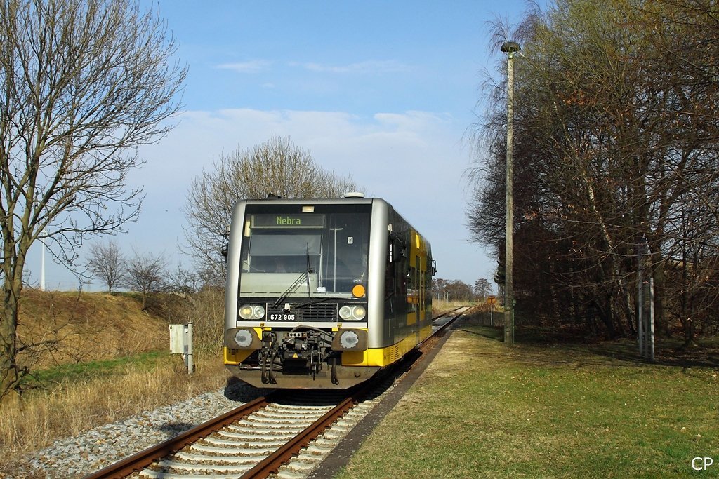 Burgenlandbahn 672 905 auf der Fahrt von Zeitz nach Nebra am Hp Krauschwitz bei Teuchern; 26.03.2010 (Foto: Christopher P�tz)