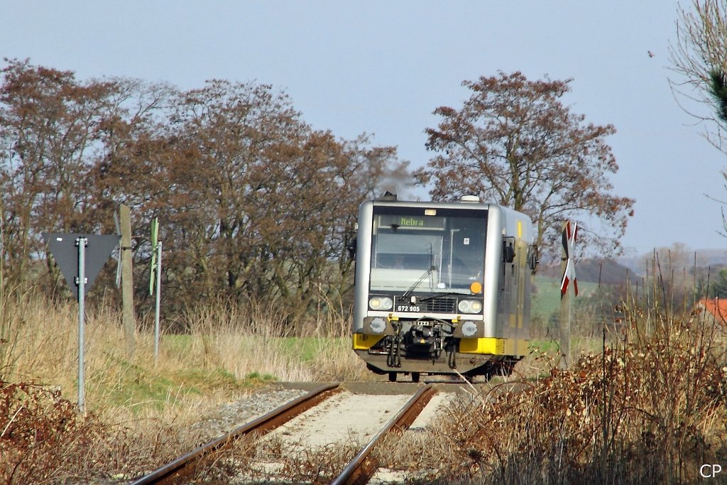 Burgenlandbahn 672 905 passiert am 26.03.2010 auf der Fahrt von Zeitz nach Nebra einen unbeschrankten Bahn�bergang kurz vor Krauschwitz.
(Foto: Christopher P�tz)