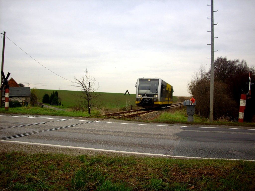 Burgenlandbahn 672 905  Stadt Naumburg (Saale) als RB 25879 von Nebra nach Zeitz, am Bahn�bergang in Wethau; 19.11.2010 (Foto: Thomas Fritzsche)