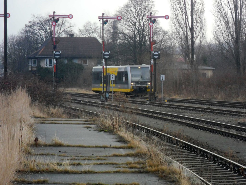 Burgenlandbahn 672 905  Stadt Naumburg  f�hrt nach der Betankung in die Abstellung am Bahnsteig 1 in Zeitz; 25.01.2012