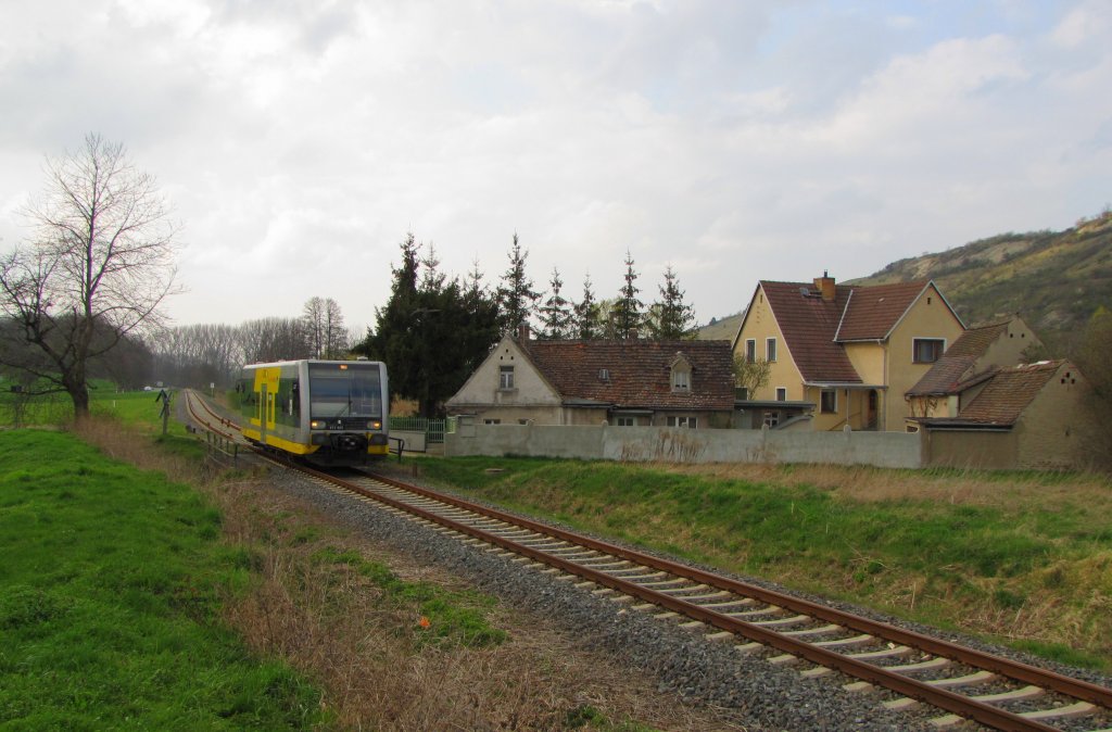 Burgenlandbahn 672 905  Stadt Naumburg (Saale) als RB 34883 von Wangen nach Naumburg Ost, am 13.04.2012 in Balgst�dt. 