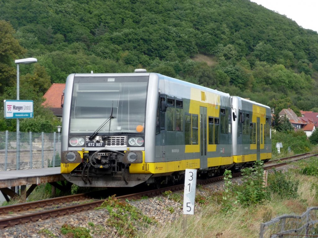 Burgenlandbahn 672 907 + 672 904 als RB 34969 nach Nebra, am 08.09.2012 am Hp Wangen. Dort mu�te am Winzerfestwochenende in Triebz�ge der BR 642 umgesteigen, die dann weiter nach Naumburg Ost gefahren sind. (Foto: Klaus Pollm�cher)