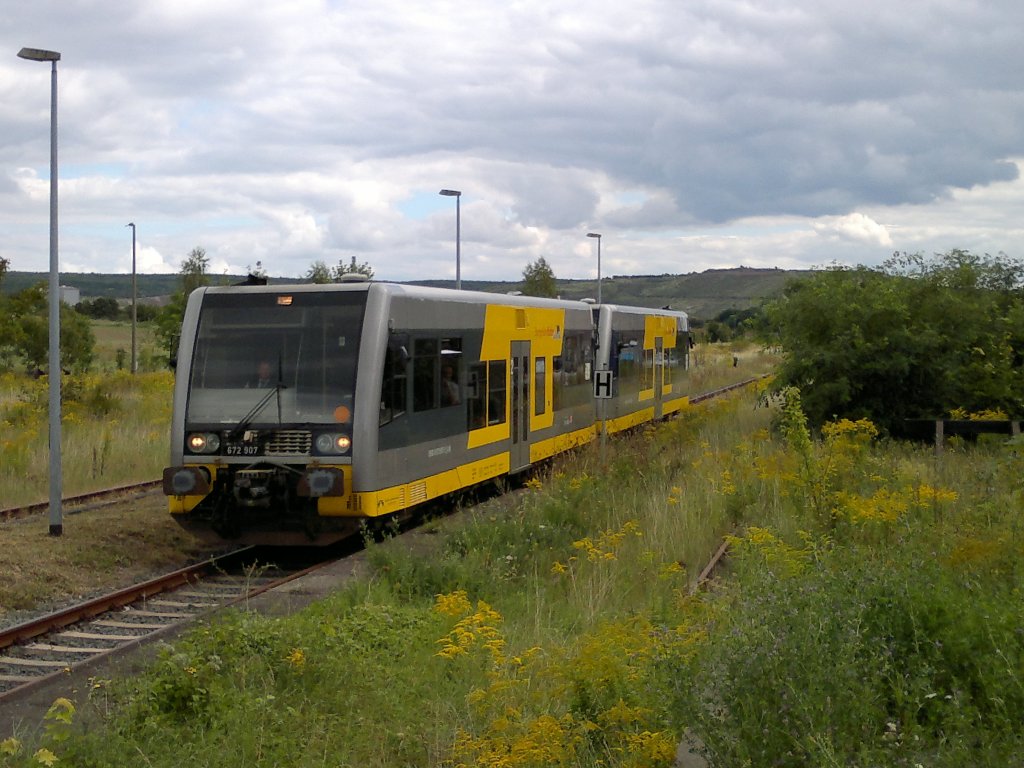 Burgenlandbahn 672 907  Stadt Braunsbedra  + 672 905  Stadt Naumburg (S)  als RB 34874 aus Naumburg Ost, bei der Einfahrt zum 6. Unstrutbahnfest in Ro�leben. Aus diesem Anlass bestellten wir wieder 4 Zugpaare, die an dem Tag von Wangen weiter nach Ro�leben gefahren sind.