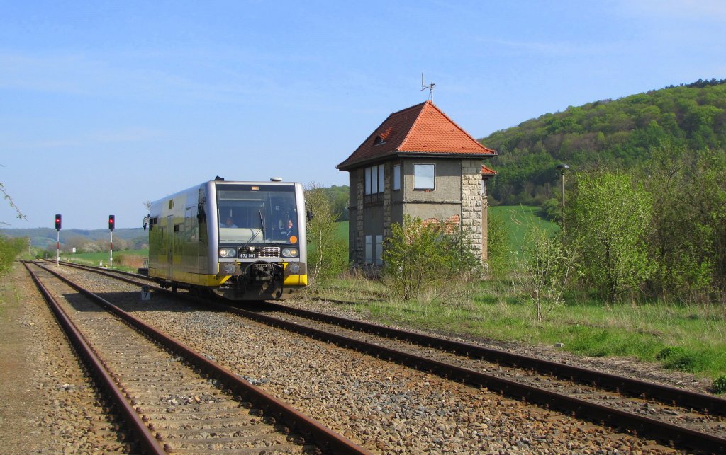 Burgenlandbahn 672 907  Stadt Braunsbedra  als RB 25980 von Naumburg Ost nach Wangen, beim passieren des ehemaligen Stellwerks Lo in Laucha; 28.04.2010