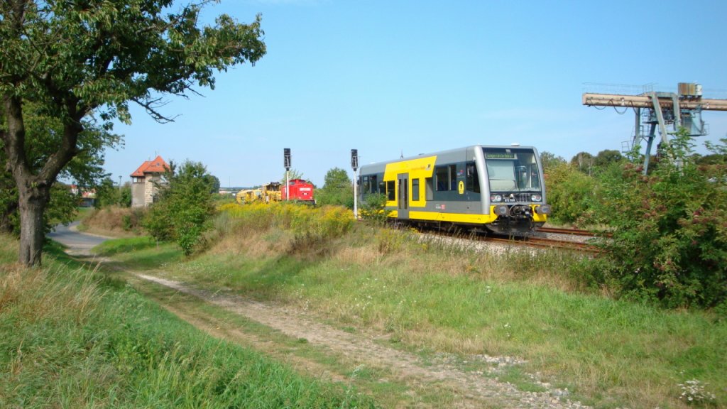 Burgenlandbahn 672 909-9  Wei�enfelser Schusterjunge  als RB von Naumburg Ost nach Wangen, bei der Einfahrt in Laucha. Im Hintergrund wartet die MEG 105 mit dem DBV 93776 von Karsdorf nach Braunsbedra auf die Ausfahrt in Richtung Naumburg. Die Lok hat in Karsdorf Gleisbaumaschinen abgeholt; 27.08.2009 (Foto: G�nther G�bel)