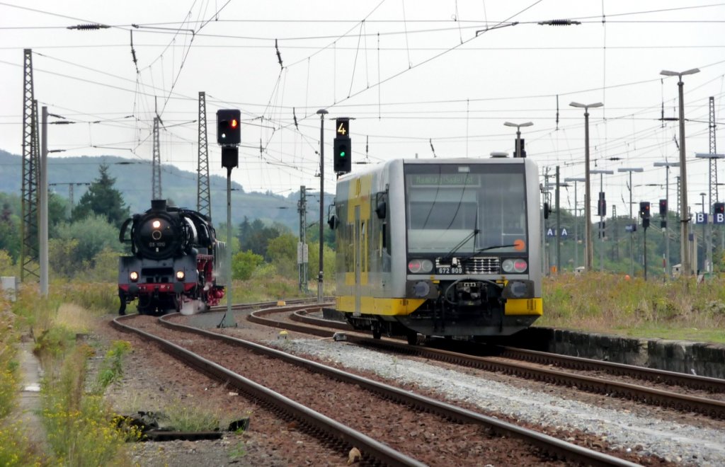 Burgenlandbahn 672 909 als RB 34869 von Nebra nach Naumburg Ost und die DB 03 1010 als Lz 91928 aus Halle (S) in Naumburg Hbf. Die 03 1010 kommt vom DB Museum und f�hrt dann gemeinsam mit der 18 201 weiter zum Fest des DB Museums in N�rnberg; 23.09.2011 (Foto: Klaus Pollm�cher)