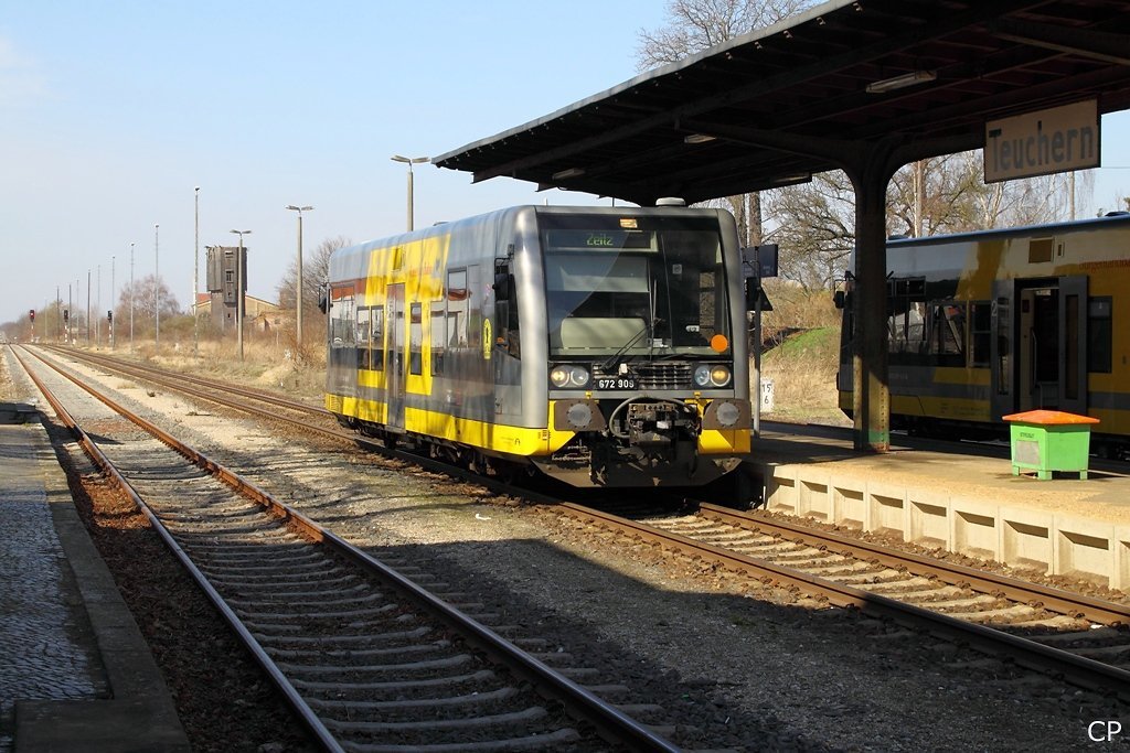 Burgenlandbahn 672 909 wartet am 26.03.2010 in Teuchern auf Fahrg�ste. Ziel des aus Wei�enfels kommenden Zuges ist Zeitz. Auf dem Nachbargleis steht der Gegenzug. (Foto: Christopher P�tz)