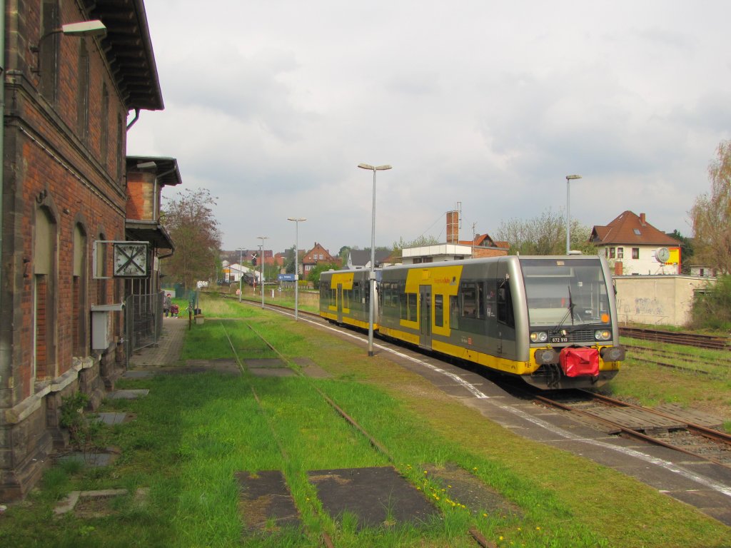 Burgenlandbahn 672 910 + 672 902 als RB 34873 nach Naumburg Ost, am 01.05.2013 bei der Ausfahrt in Ro�leben. Dies war ein durch die IG Unstrutbahn e.V. bestellter Zug, der als RB von Wangen bis nach Ro�leben verl�ngert wurde.