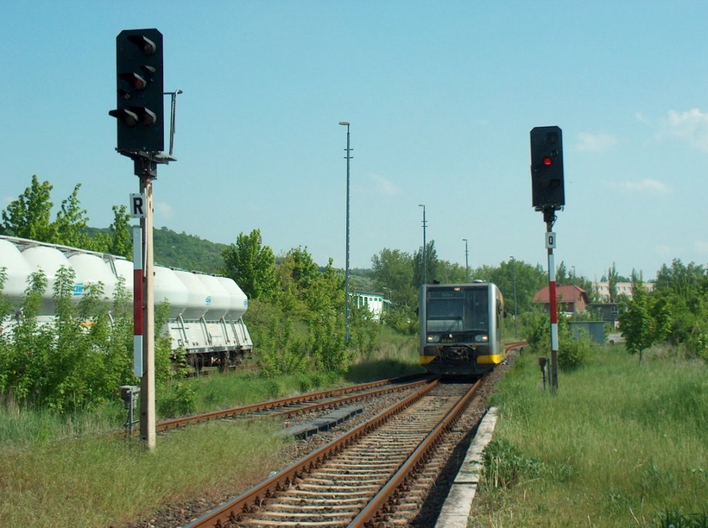 Burgenlandbahn 672 910-7 als RB 25830 von Zeitz nach Nebra, bei der Einfahrt in Karsdorf; 13.05.2008