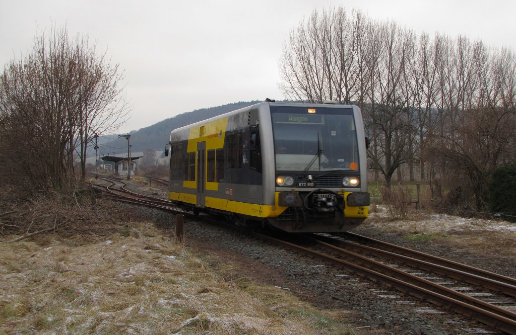 Burgenlandbahn 672 910  Stadt Wei�enfels  als RB 34870 von Naumburg Ost nach Wangen, bei der Ausfahrt in Laucha; 28.01.2011