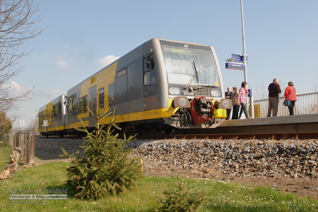 Burgenlandbahn 672 910  Stadt Wei�enfels  + 672 916  Burgenlandkreis  als RB 34872 Naumburg Ost nach Wangen, am 24.03.2012 beim Halt am neuen Hp Ro�bach. (Foto: � Kai Michael Neuhold / Bahnaktuell.net)
