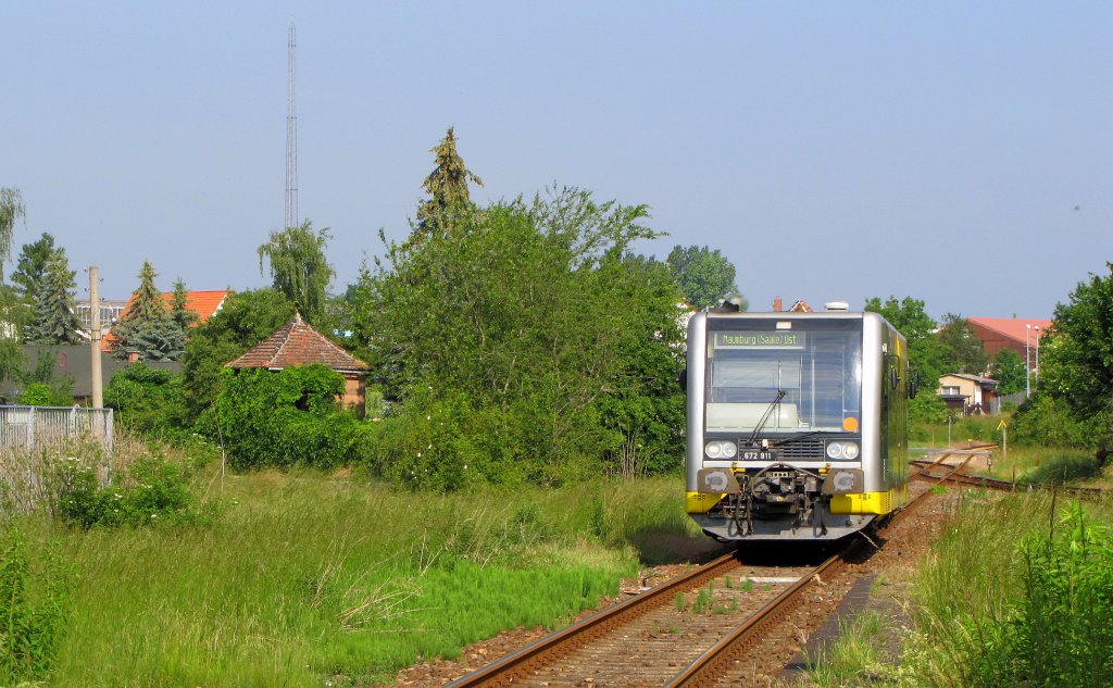 Burgenlandbahn 672 911  Stadt Ro�leben  als RB 34869 von Nebra nach Naumburg Ost, bei der Einfahrt in Laucha; 09.06.2011