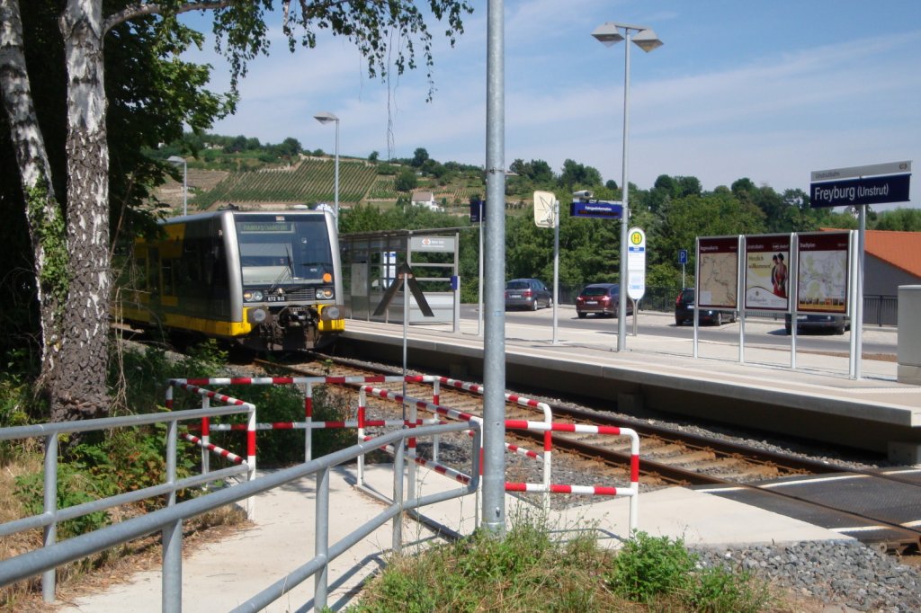 Burgenlandbahn 672 913 als RB 34873 von Wangen nach Naumburg Ost, am 26.07.2013 (dem Tag der Einweihung der Bus-Bahn-Schnittstelle) am Hp Freyburg. (Foto: G�nther G�bel)