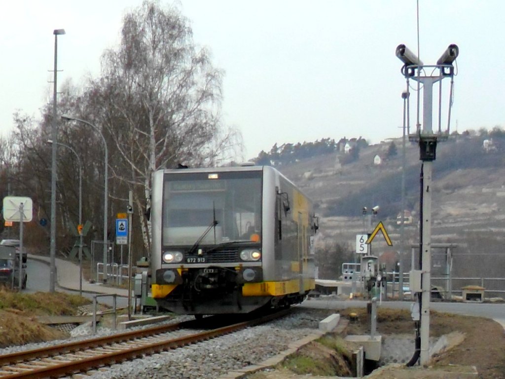 Burgenlandbahn 672 913  Der Querfurter  als RB 34879 von Wangen nach Naumburg Ost, beim passieren des B� in Freyburg; 03.03.2012 