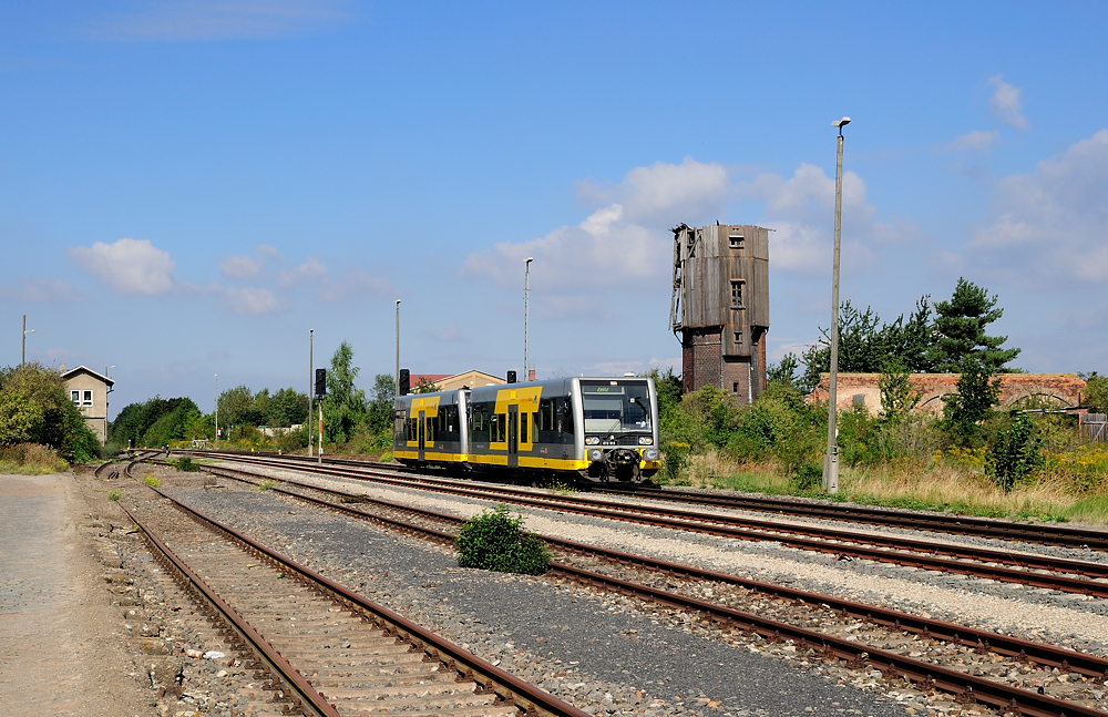 Burgenlandbahn 672 913  Der Querfurter  + 672 902  Rotk�ppchen Sekt  als RB 34943 von Naumburg Ost nach Zeitz, am 08.09.2012 bei der Einfahrt in Teuchern. Wegen dem Freyburger Winzerfest gab es an diesem Wochenende wieder Personenverkehr zwischen Naumburg und Zeitz. (Foto: Hans-J�rgen Warg)