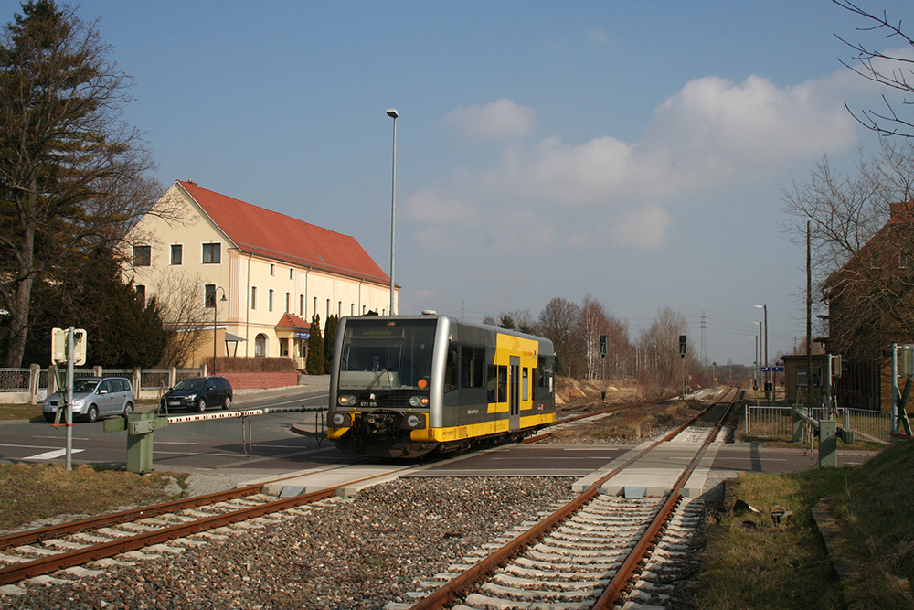 Burgenlandbahn 672 915 als RB 24718 von Zeitz nach Wei�enfels am 06.03.2012 in Thei�en. (Foto: Marcel Grauke)