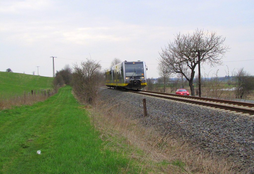 Burgenlandbahn 672 915  Stadt M�cheln  + 672 907  Stadt Braunsbedra  als RB 25983 von Ro�leben nach Naumburg (S) Ost, am Hohn bei Laucha; 05.04.2010