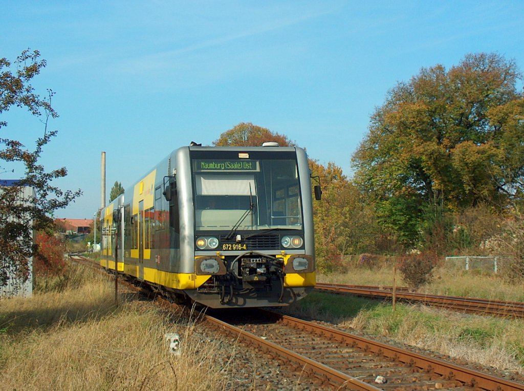 Burgenlandbahn 672 916-4  Burgenlandkreis  + 672 xxx als RB von Nebra nach Naumburg Ost, bei der Einfahrt in Laucha am 17.10.2008.