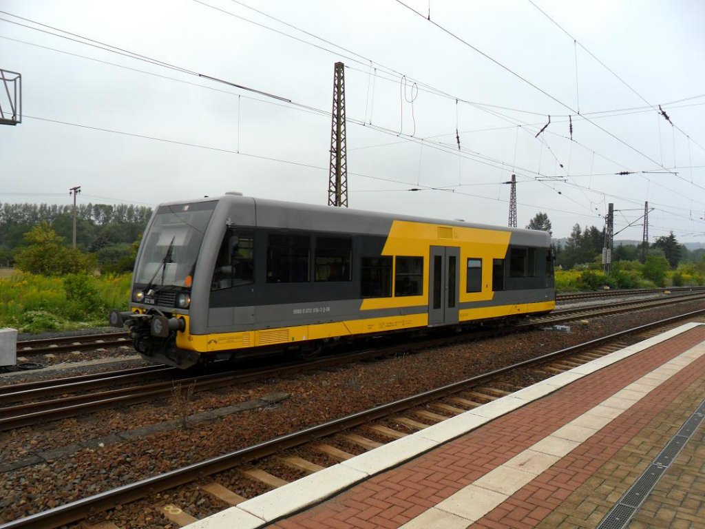 Burgenlandbahn 672 916 (95 80 0672 916-3 D-DB) als RB von Naumburg Ost nach Wangen, am 02.08.2011 bei der Einfahrt in Naumburg Hbf. Obwohl der Tw schon l�nger f�r die Burgenlandbahn f�hrt (Taufname  Burgenlandkreis ), ist er hier ohne Logos unterwegs.