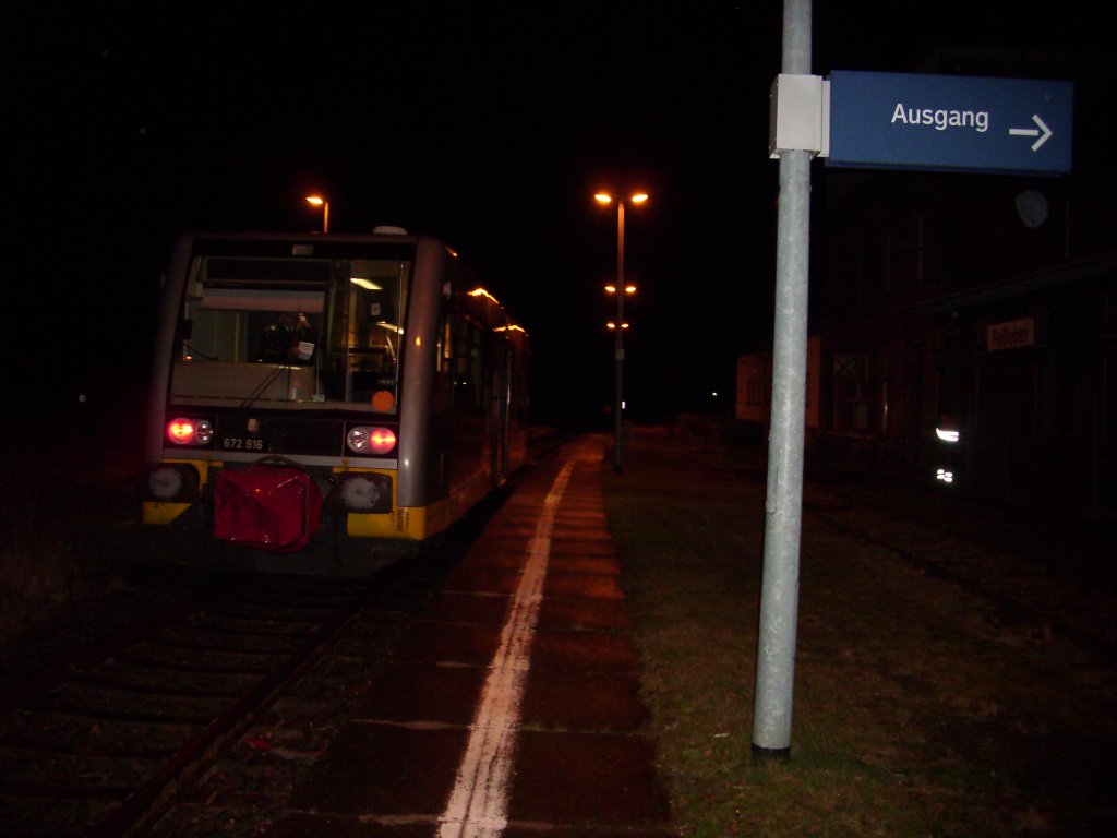 Burgenlandbahn 672 916 als Sch�lerzug (verl�ngerte RB aus Naumburg Ost) am 06.01.2013 in Ro�leben. Sch�ler der Klosterschule konnten somit per Bahn nach den Ferien wieder nach Ro�leben fahren. (Foto: Ferdinand Fischer)