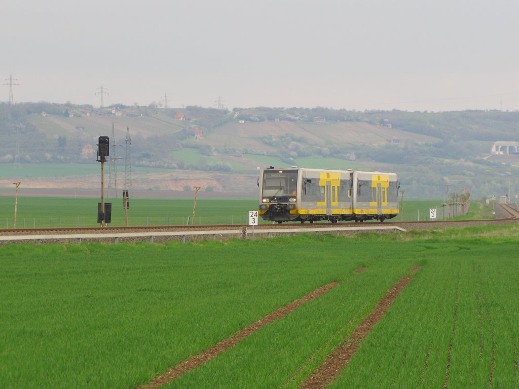 Burgenlandbahn 672 917 + 672 903 als RB 34878 von Naumburg Ost nach Wangen, am 01.05.2013 zwischen Karsdorf und Reinsdorf (b Nebra).