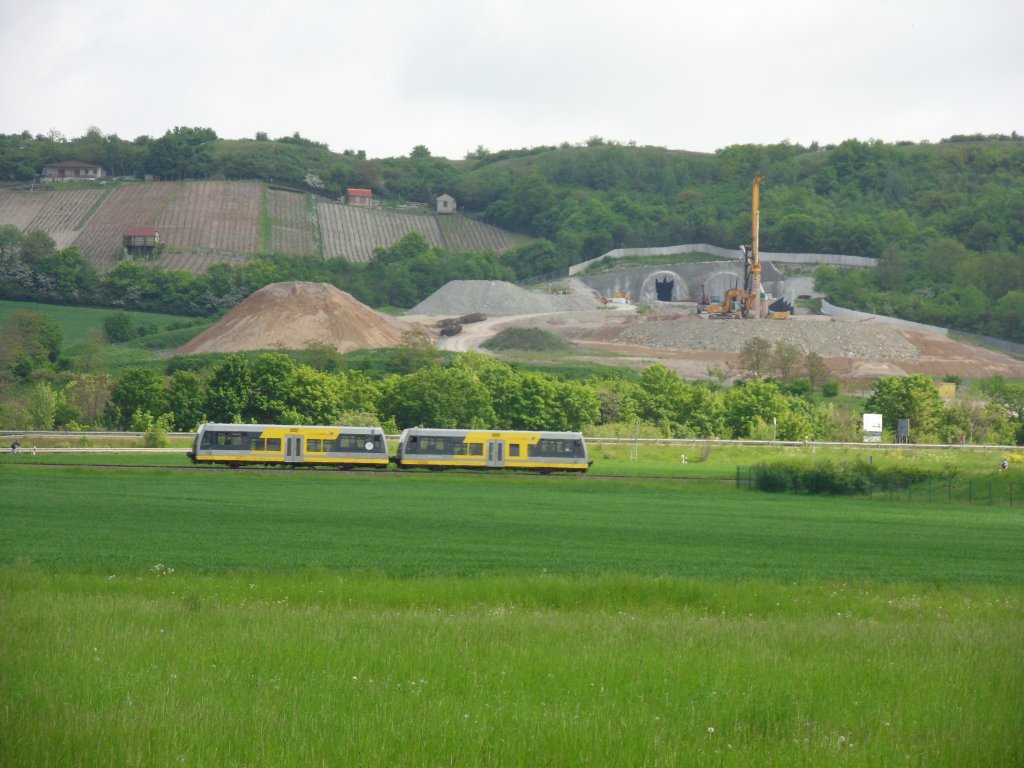 Burgenlandbahn 672 917 + 672 911 als RB 25973 von Ro�leben nach Naumburg (S) Ost, am Osterbergtunnelportal bei Karsdorf; 23.05.2010 (Foto: Christof Rommel)
